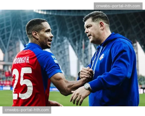 更衣室故事：梅州客家主帅在白板上复盘防守站位，激励全队