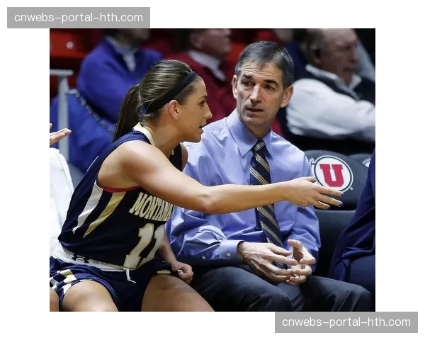 NCAA赛场温情一幕：球员进球后指向看台罹患癌症的母亲