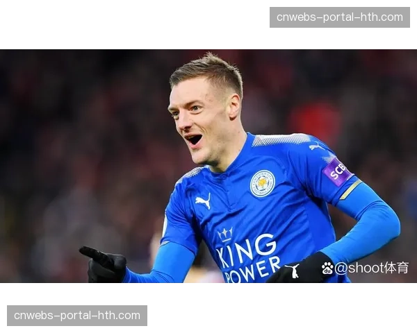 特写：37岁的瓦尔迪替补登场头球绝平，看台上莱斯特城球迷泪目